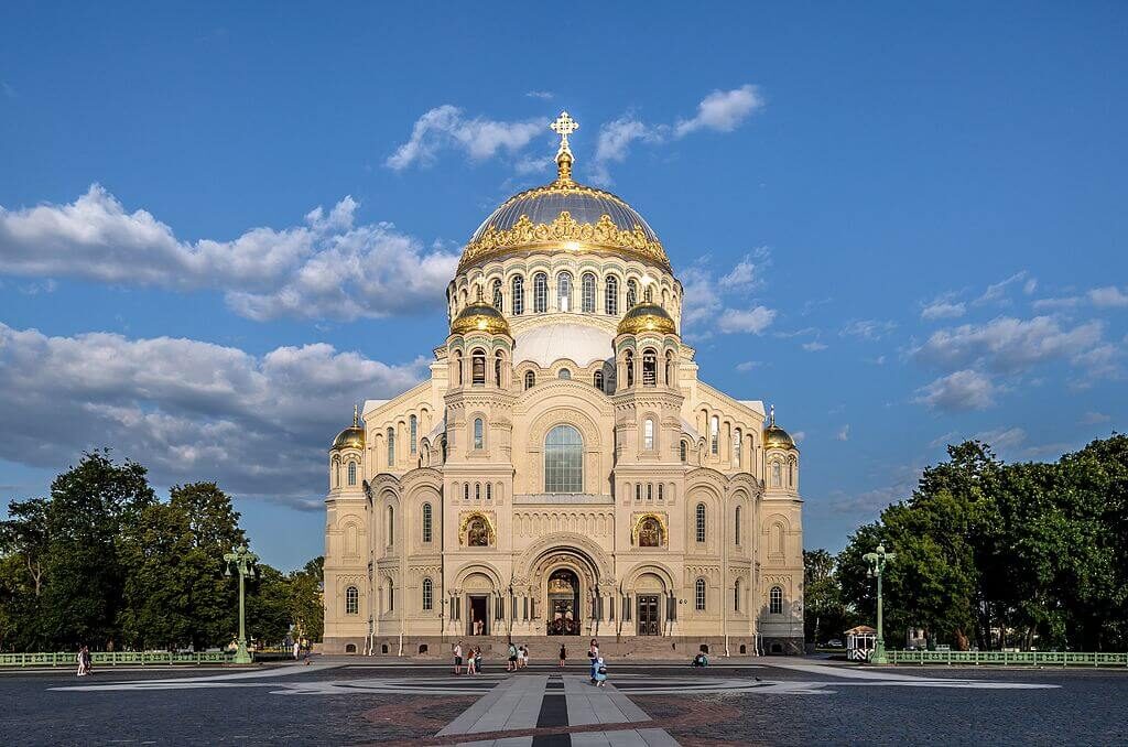 Ovan: Flottkatedralen i Kronstadt, belägen på ön Kotlin utanför St Petersburg. (Alex 'Florstein' Fedorov [CC BY-SA 4.0 (//creativecommons.org/licenses/by-sa/4.0) or FAL], via Wikimedia Commons)